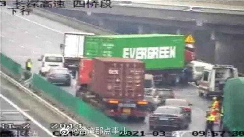 Evergreen container truck stuck in the middle of the highway in China